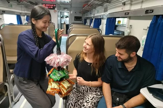 Seorang penumpang kereta dari wisatawan asing