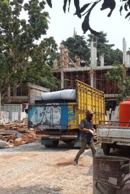 Pekerja Pembangunan SMKN 12 Tangerang Terlihat Tidak Memakai Alat Keselamatan Personal (P3) Sesuai Standar