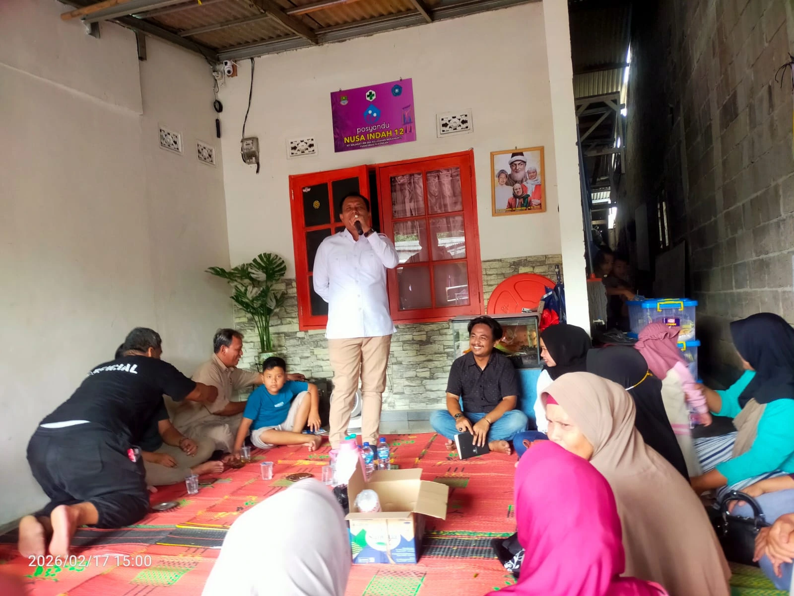 H.M. Muhammad Sobri menyerahkan santunan dan paket sembako kepada warga dan anak yatim dalam rangka HUT ke-18 Gerindra di Panongan, Kabupaten Tangerang.