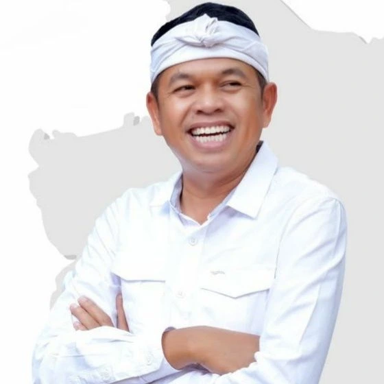 Foto Gubernur Dedi Mulyadi memberikan sambutan, ilustrasi tinggi kepuasan publik 95,5% terhadap kinerjanya menurut survei.