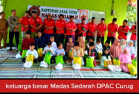 Ketua DPAC Curug M. Zainul Muttaqin bersama jajaran pengurus dan anggota Madas Sedarah saat memberikan santunan kepada anak-anak yatim dalam kegiatan sosial Ramadan di Perumahan Citra Pasundan Curug Wetan, Kabupaten Tangerang, Senin (9/3/2026).
