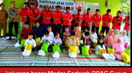 Ketua DPAC Curug M. Zainul Muttaqin bersama jajaran pengurus dan anggota Madas Sedarah saat memberikan santunan kepada anak-anak yatim dalam kegiatan sosial Ramadan di Perumahan Citra Pasundan Curug Wetan, Kabupaten Tangerang, Senin (9/3/2026).