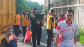 Pemerintah Kecamatan Curug bersama Polsek Curug dan DLHK Kabupaten Tangerang melakukan aksi cepat membersihkan tumpukan sampah yang viral di media sosial di wilayah Curug Wetan.