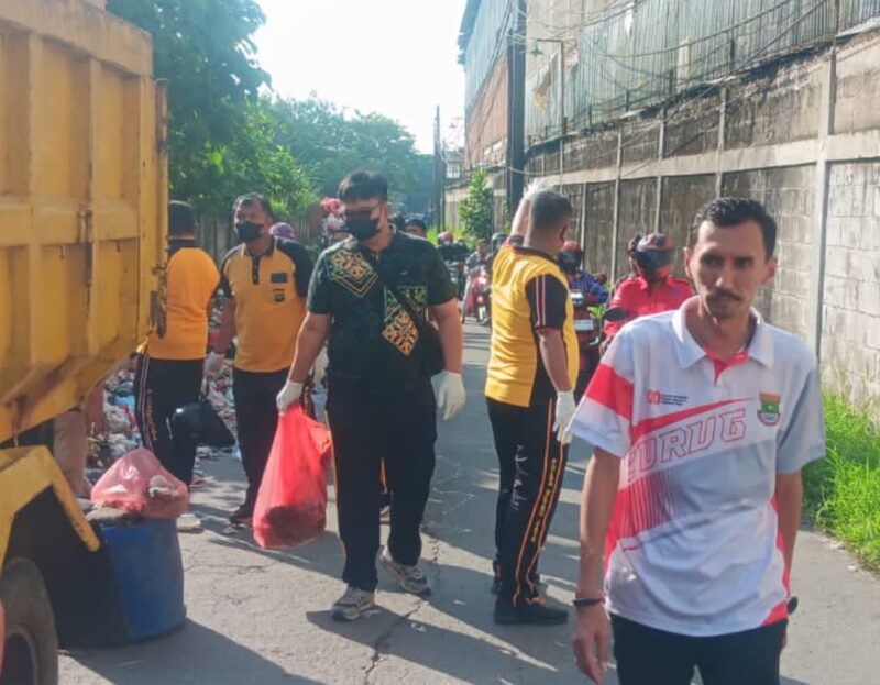 Pemerintah Kecamatan Curug bersama Polsek Curug dan DLHK Kabupaten Tangerang melakukan aksi cepat membersihkan tumpukan sampah yang viral di media sosial di wilayah Curug Wetan.