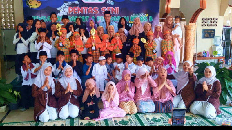 Suasana Pentas Seni dan Pembagian Rapor PAUDQU-TKA-TPA-TPQ Al Hikmah di Aula Masjid Jami Raudhatul Hikmah, Pamulang, Kota Tangerang Selatan, Sabtu (20/6/2026). Kegiatan ini menjadi sarana pembentukan karakter, keberanian, kreativitas, dan kepercayaan diri anak sejak usia dini.