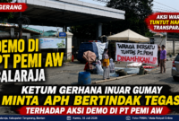 Suasana aksi demonstrasi di depan PT PEMI AW, Balaraja, Kabupaten Tangerang. Ketua DPN LSM Gerhana Indonesia meminta aparat penegak hukum bertindak tegas apabila ditemukan pelanggaran hukum dalam aksi tersebut.