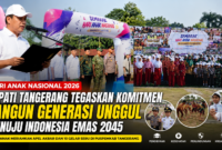 Bupati Tangerang Moch. Maesyal Rasyid memimpin Apel Akbar Hari Anak Nasional 2026 di Lapangan Raden Aria Yudhanegara, Puspemkab Tangerang. Kegiatan diikuti sekitar 2.000 anak dan menampilkan 10 gelar edukatif sebagai wujud komitmen mewujudkan Kabupaten Layak Anak.