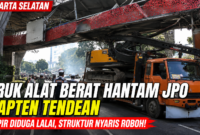 Petugas gabungan melakukan pengamanan dan pengaturan lalu lintas setelah truk pengangkut alat berat menghantam JPO Kapten Tendean, Jakarta Selatan, Selasa (14/7/2026). Insiden tersebut mengakibatkan kerusakan berat pada struktur jembatan dan kemacetan panjang.