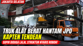 Petugas gabungan melakukan pengamanan dan pengaturan lalu lintas setelah truk pengangkut alat berat menghantam JPO Kapten Tendean, Jakarta Selatan, Selasa (14/7/2026). Insiden tersebut mengakibatkan kerusakan berat pada struktur jembatan dan kemacetan panjang.