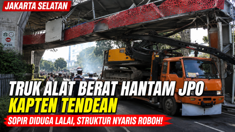 Petugas gabungan melakukan pengamanan dan pengaturan lalu lintas setelah truk pengangkut alat berat menghantam JPO Kapten Tendean, Jakarta Selatan, Selasa (14/7/2026). Insiden tersebut mengakibatkan kerusakan berat pada struktur jembatan dan kemacetan panjang.