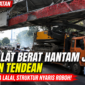Petugas gabungan melakukan pengamanan dan pengaturan lalu lintas setelah truk pengangkut alat berat menghantam JPO Kapten Tendean, Jakarta Selatan, Selasa (14/7/2026). Insiden tersebut mengakibatkan kerusakan berat pada struktur jembatan dan kemacetan panjang.