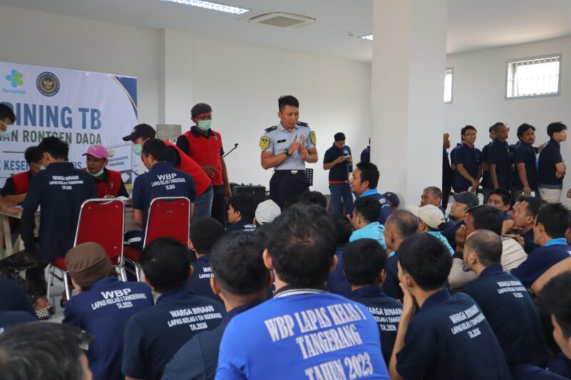 Petugas kesehatan melakukan pemeriksaan kesehatan dan skrining tuberkulosis kepada warga binaan di Lapas Kelas I Tangerang dalam program Cek Kesehatan Gratis selama 28–30 Juli 2026.