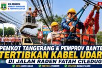 Petugas gabungan Pemprov Banten, Pemkot Tangerang dan penyedia layanan telekomunikasi melakukan penertiban kabel udara di Jalan Raden Fatah, Ciledug, sebagai bagian penataan utilitas menuju jaringan bawah tanah.