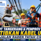 Petugas gabungan Pemprov Banten, Pemkot Tangerang dan penyedia layanan telekomunikasi melakukan penertiban kabel udara di Jalan Raden Fatah, Ciledug, sebagai bagian penataan utilitas menuju jaringan bawah tanah.