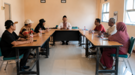 Pengurus RW 17 Kelurahan Bojong Nangka bersama Ketua RT, kader PKK, dan perwakilan warga mengikuti rapat pembentukan Kelompok Wanita Tani (KWT) serta sosialisasi program ketahanan pangan berbasis urban farming di Balai Warga RW 17, Minggu (12/7/2026). Foto: MataRakyat.Online