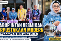 Wakil Bupati Tangerang Intan Nurul Hikmah melakukan pengguntingan pita saat meresmikan Perpustakaan Modern Kecamatan Kelapa Dua, Kamis (16/7/2026). Perpustakaan ini menjadi yang pertama diresmikan dari enam perpustakaan modern yang dibangun Pemerintah Kabupaten Tangerang pada tahun 2026.
