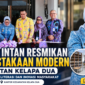 Wakil Bupati Tangerang Intan Nurul Hikmah melakukan pengguntingan pita saat meresmikan Perpustakaan Modern Kecamatan Kelapa Dua, Kamis (16/7/2026). Perpustakaan ini menjadi yang pertama diresmikan dari enam perpustakaan modern yang dibangun Pemerintah Kabupaten Tangerang pada tahun 2026.
