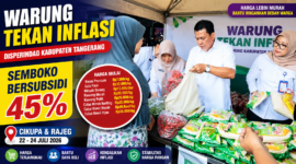 Bupati Tangerang Moch. Maesyal Rasyid meninjau pelaksanaan Warung Tekan Inflasi (Warteksi) yang menyediakan sembako bersubsidi 45 persen bagi masyarakat di Kecamatan Cikupa dan Rajeg.