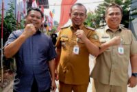 Warga RW 06 Poris Plawad Utara membentangkan bendera Merah Putih sepanjang 400 meter di Perumahan Puri Dewata Indah, Cipondoh, Kota Tangerang sebagai simbol semangat gotong royong menyambut HUT ke-81 RI.
