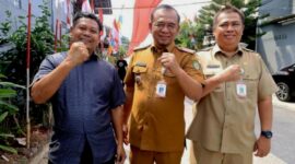 Warga RW 06 Poris Plawad Utara membentangkan bendera Merah Putih sepanjang 400 meter di Perumahan Puri Dewata Indah, Cipondoh, Kota Tangerang sebagai simbol semangat gotong royong menyambut HUT ke-81 RI.