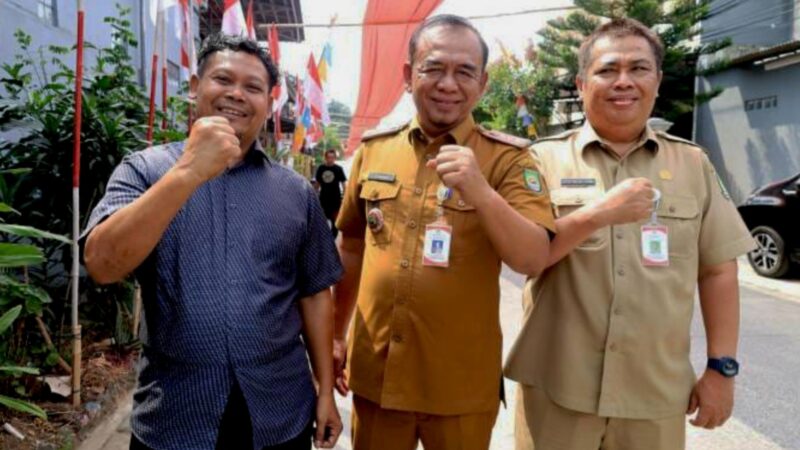 Warga RW 06 Poris Plawad Utara membentangkan bendera Merah Putih sepanjang 400 meter di Perumahan Puri Dewata Indah, Cipondoh, Kota Tangerang sebagai simbol semangat gotong royong menyambut HUT ke-81 RI.