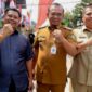 Warga RW 06 Poris Plawad Utara membentangkan bendera Merah Putih sepanjang 400 meter di Perumahan Puri Dewata Indah, Cipondoh, Kota Tangerang sebagai simbol semangat gotong royong menyambut HUT ke-81 RI.