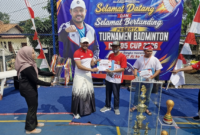 Penyerahan hadiah kepada peserta Turnamen Badminton RW 05 Cup 2026 dalam rangkaian Gebyar HUT ke-81 Kemerdekaan RI di Kampung Bulak Santri, Karang Tengah.