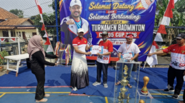 Penyerahan hadiah kepada peserta Turnamen Badminton RW 05 Cup 2026 dalam rangkaian Gebyar HUT ke-81 Kemerdekaan RI di Kampung Bulak Santri, Karang Tengah.