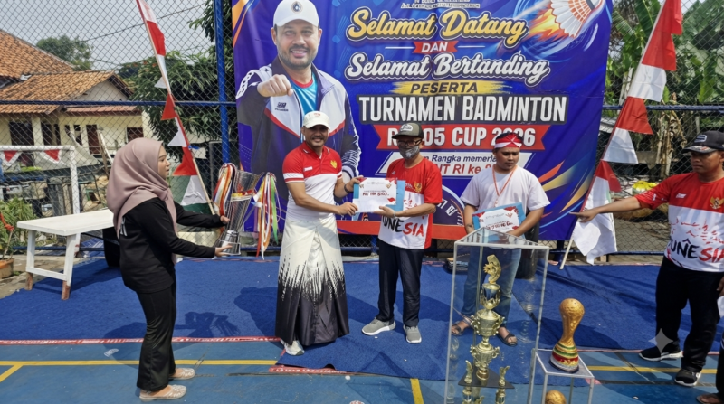 Penyerahan hadiah kepada peserta Turnamen Badminton RW 05 Cup 2026 dalam rangkaian Gebyar HUT ke-81 Kemerdekaan RI di Kampung Bulak Santri, Karang Tengah.