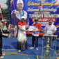 Penyerahan hadiah kepada peserta Turnamen Badminton RW 05 Cup 2026 dalam rangkaian Gebyar HUT ke-81 Kemerdekaan RI di Kampung Bulak Santri, Karang Tengah.