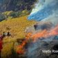Petugas gabungan masih melakukan pemadaman karhutla di kawasan Gunung Semeru, TNBTS, Kabupaten Lumajang, Jawa Timur.
