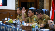 Wali Kota Tangerang H. Sachrudin memimpin rapat evaluasi kewilayahan dan pembangunan, menginstruksikan seluruh perangkat daerah meningkatkan kesiapsiagaan menghadapi musim kemarau serta menyemarakkan peringatan HUT Ke-81 Kemerdekaan RI bersama masyarakat.