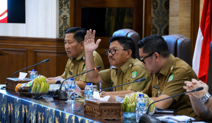 Wali Kota Tangerang Sachrudin memimpin rapat evaluasi dan menginstruksikan ASN siaga menghadapi musim kemarau serta menyemarakkan HUT Ke-81 RI.