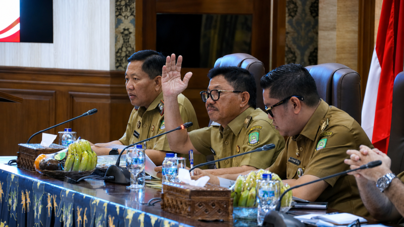 Wali Kota Tangerang H. Sachrudin memimpin rapat evaluasi kewilayahan dan pembangunan, menginstruksikan seluruh perangkat daerah meningkatkan kesiapsiagaan menghadapi musim kemarau serta menyemarakkan peringatan HUT Ke-81 Kemerdekaan RI bersama masyarakat.