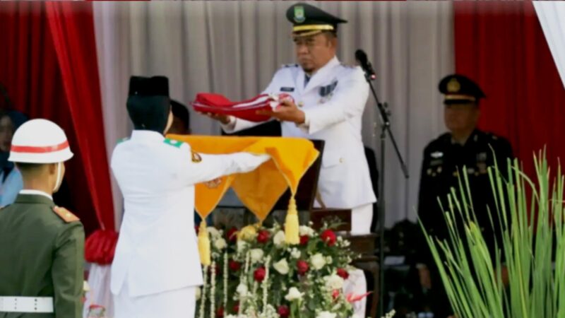 Upacara pengibaran Bendera Merah Putih memperingati HUT ke-81 Kemerdekaan RI di Kecamatan Cipondoh, Kota Tangerang, 17 Agustus 2026.