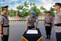 AKBP Fiki Novian Ardiansyah resmi dilantik sebagai Wakapolres Metro Tangerang Kota pada upacara pengambilan sumpah jabatan dan penandatanganan pakta integritas di Lapangan Presisi Mako Polres Metro Tangerang Kota, Rabu (5/8/2026).