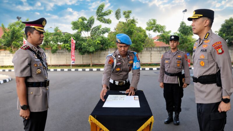 AKBP Fiki Novian Ardiansyah resmi dilantik sebagai Wakapolres Metro Tangerang Kota pada upacara pengambilan sumpah jabatan dan penandatanganan pakta integritas di Lapangan Presisi Mako Polres Metro Tangerang Kota, Rabu (5/8/2026).