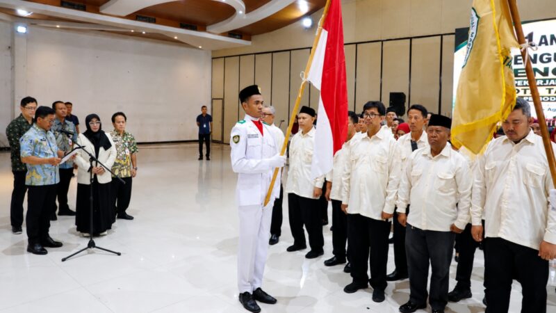 Wali Kota Tangerang H. Sachrudin saat mengukuhkan Pengurus IPSM Kota Tangerang periode 2026–2031 sekaligus mengumumkan pemberian perlindungan BPJS Ketenagakerjaan bagi seluruh Pekerja Sosial Masyarakat.