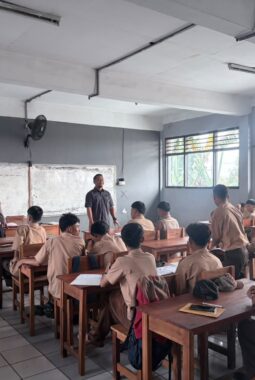 Jempolmu Bisa Bikin Viral, Tapi Jangan Sampai Bikin Celaka! Pesan Polisi Curug untuk Pelajar