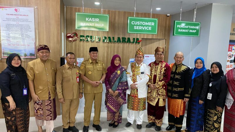 Bupati Tangerang Moch. Maesyal Rasyid didampingi Wakil Bupati Tangerang Intan Nurul Hikmah memimpin apel bersama dalam rangka HUT ke-15 RSUD Balaraja, Selasa (22/9/2026).