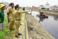 Proses normalisasi Kali Ledug di Kecamatan Periuk, Kota Tangerang, dilakukan dengan mengangkat sedimentasi dan material yang menumpuk di dasar kali.