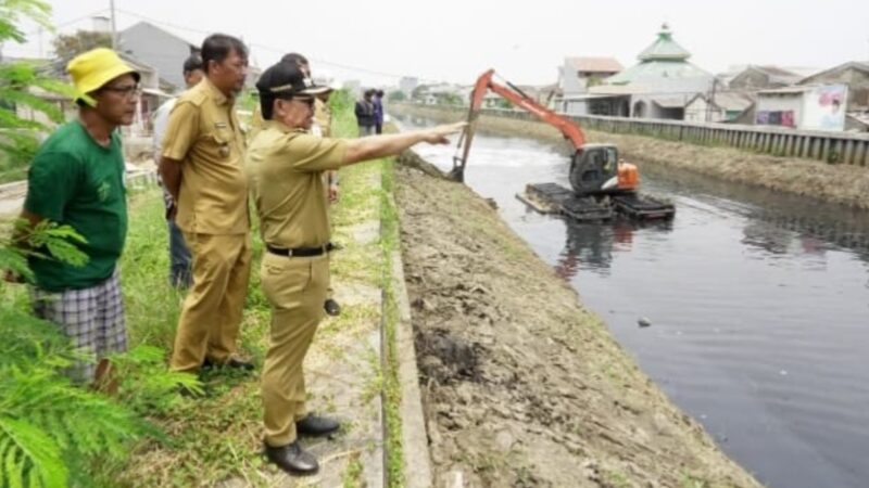 Proses normalisasi Kali Ledug di Kecamatan Periuk, Kota Tangerang, dilakukan dengan mengangkat sedimentasi dan material yang menumpuk di dasar kali.