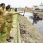 Proses normalisasi Kali Ledug di Kecamatan Periuk, Kota Tangerang, dilakukan dengan mengangkat sedimentasi dan material yang menumpuk di dasar kali.